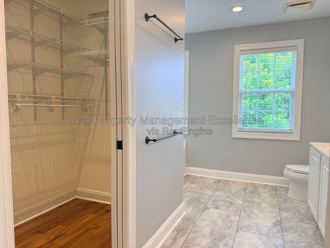 Building Photo - 305 Holly Thorn Trace