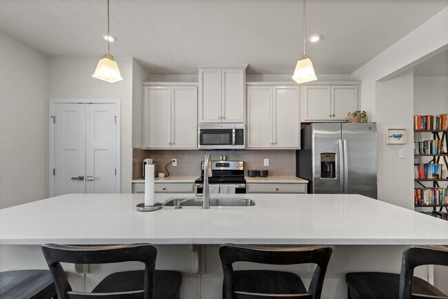 Building Photo - Luxurious three-story townhome with owner's suite and high-end finishes