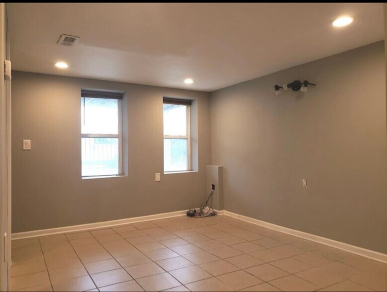 Building Photo - 2214 N Mango Ave