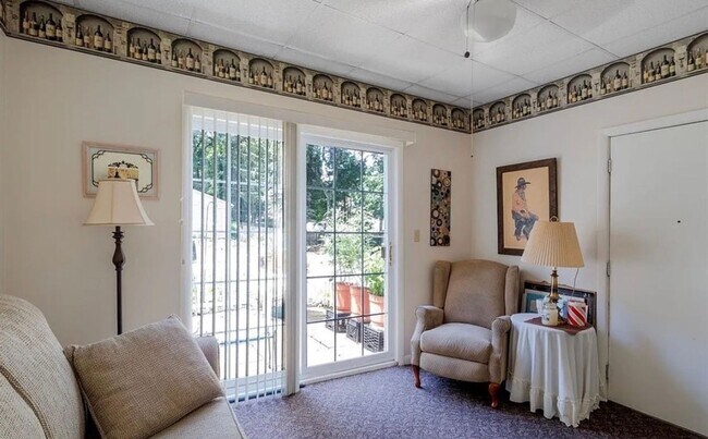 Building Photo - 3 Bedroom Ranch - Available Now
