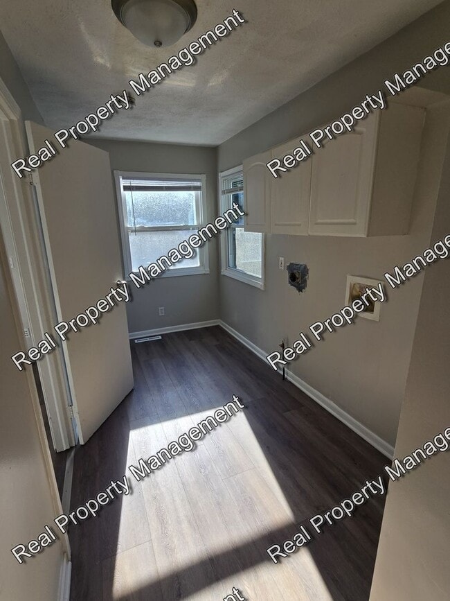 Building Photo - Three Bedroom Ranch