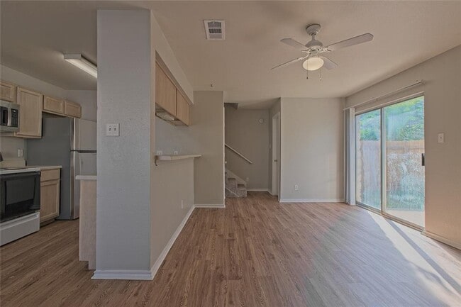 Building Photo - 2211 Creekside Ln