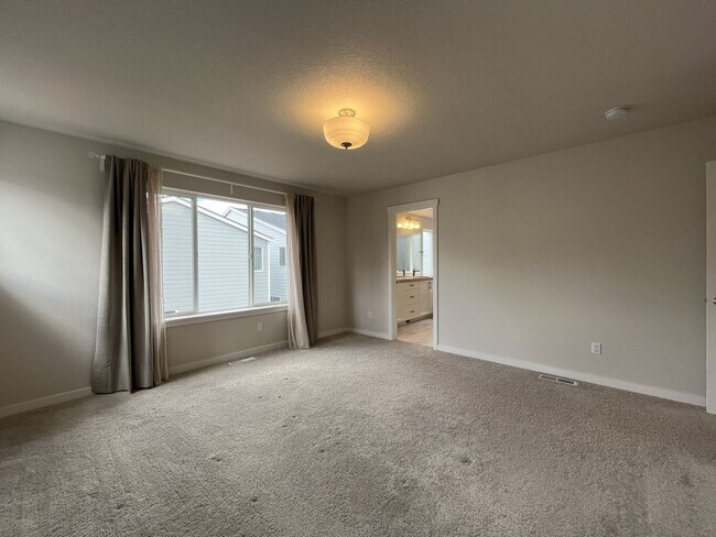 Building Photo - Stunning 2024 Built 5BR Home with Main-Level Suite, EV Charger & Covered Patio Near River Terrace