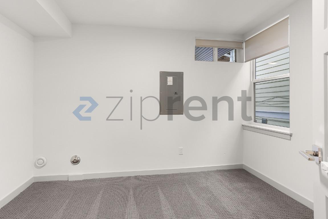 Building Photo - Unit C