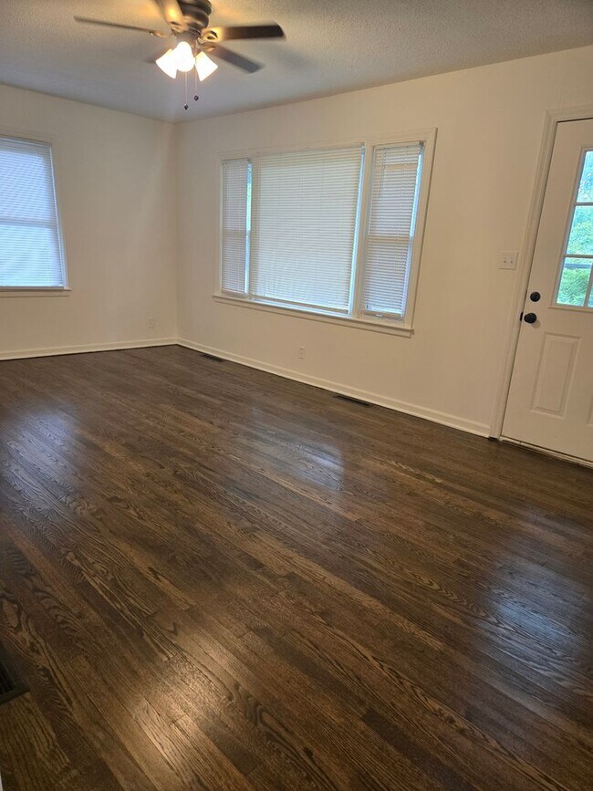 Building Photo - 3 bedroom 1 bath ranch home on a quiet dea...