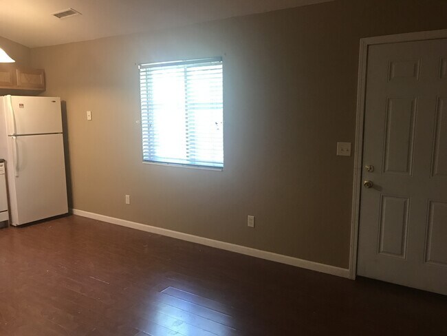 Building Photo - KU3-Santa Fe Triplex 3
