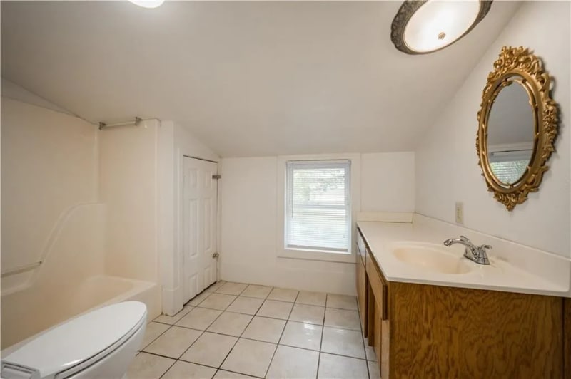 Building Photo - 129 W Main St