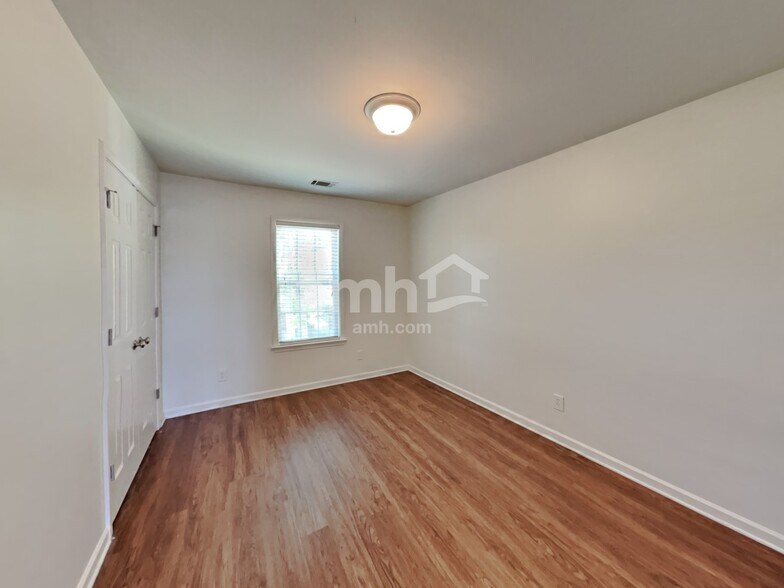 Building Photo - 106 E Cavendish Dr