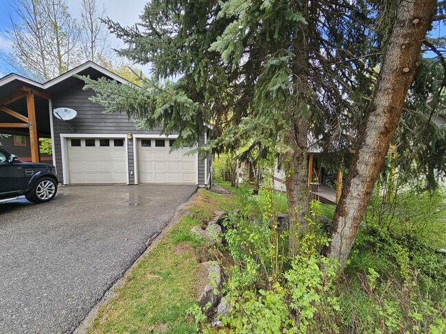 Building Photo - 315 Pine Dr