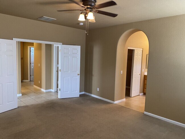 Building Photo - Newer 3 Bed, 2 Bath with HUGE Kitchen and ...