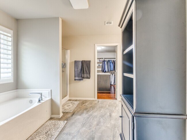 Building Photo - 2606 W Baton Rouge Pl