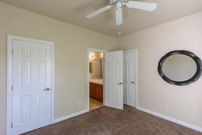 Building Photo - 4 Bedroom, Queens Ridge Guard Gated Commun...