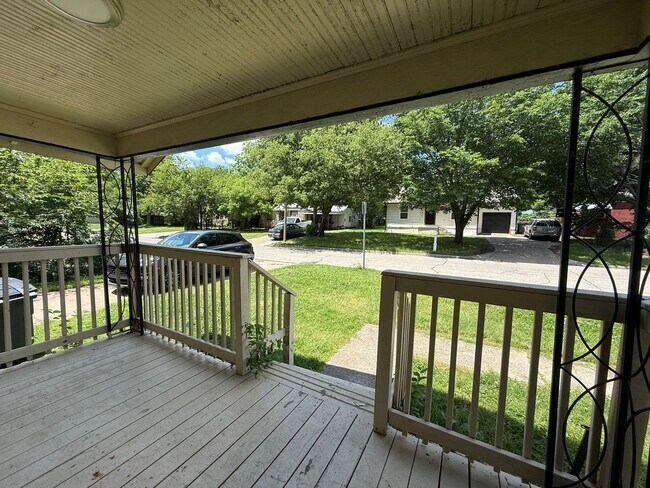 Building Photo - New paint/ hardwood floors 3BD 1 BA