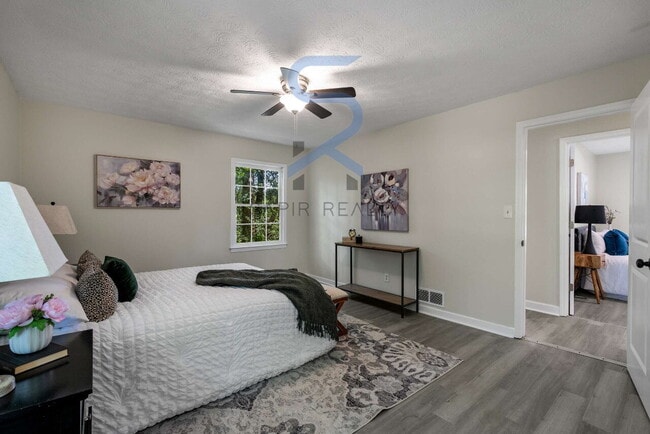 Building Photo - Move in before October 15th and get $100 O...