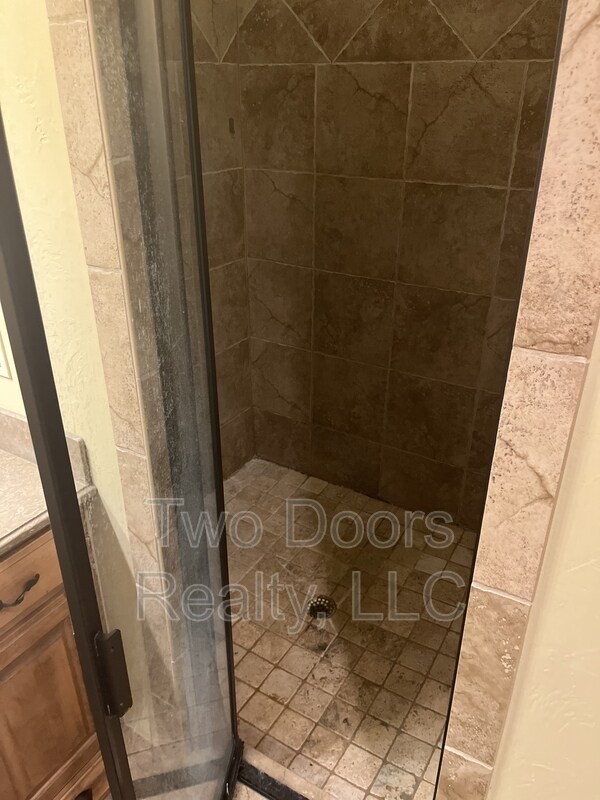 Building Photo - 13123 Red Oak Dr