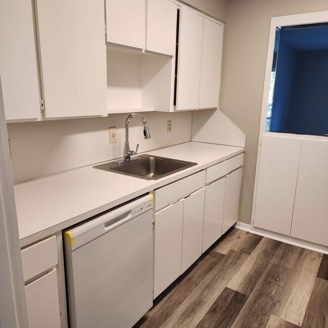 Building Photo - NEW PRICE! NEW UPDATES, YOU CANNOT BEAT THIS ONE!