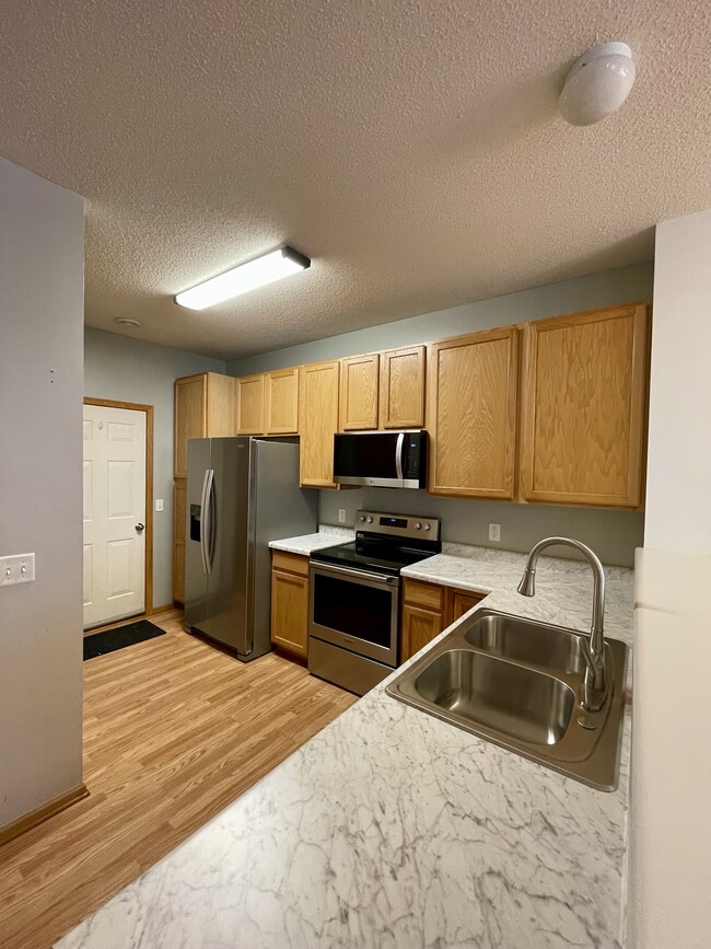 Kitchen with new stainless steel appliances - 14367 Banyan Ln