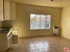 Building Photo - 1005 W 46th St