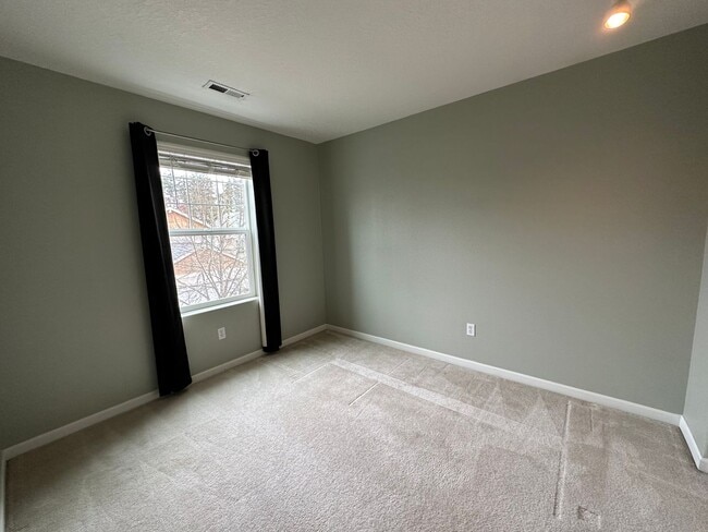 Building Photo - 1573 NW Challis Pl