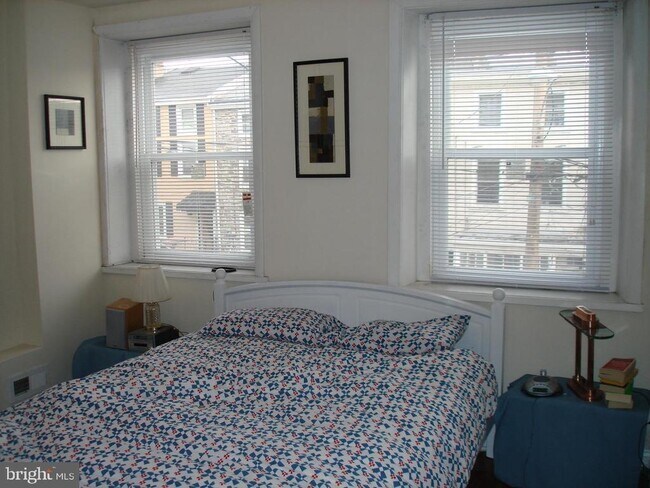 Building Photo - 160 Levering St