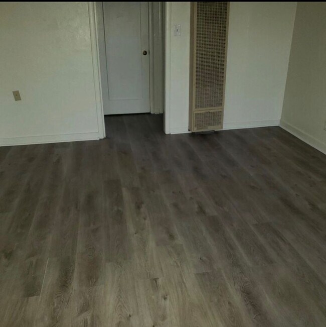 Building Photo - One bedroom Apartment