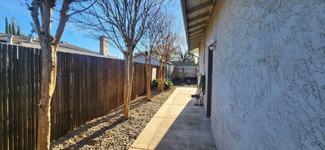 Building Photo - Beautiful 3 Bedroom 2 Bathroom Home in Gre...