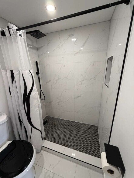 Building Photo - 9180 Fontainebleau Blvd