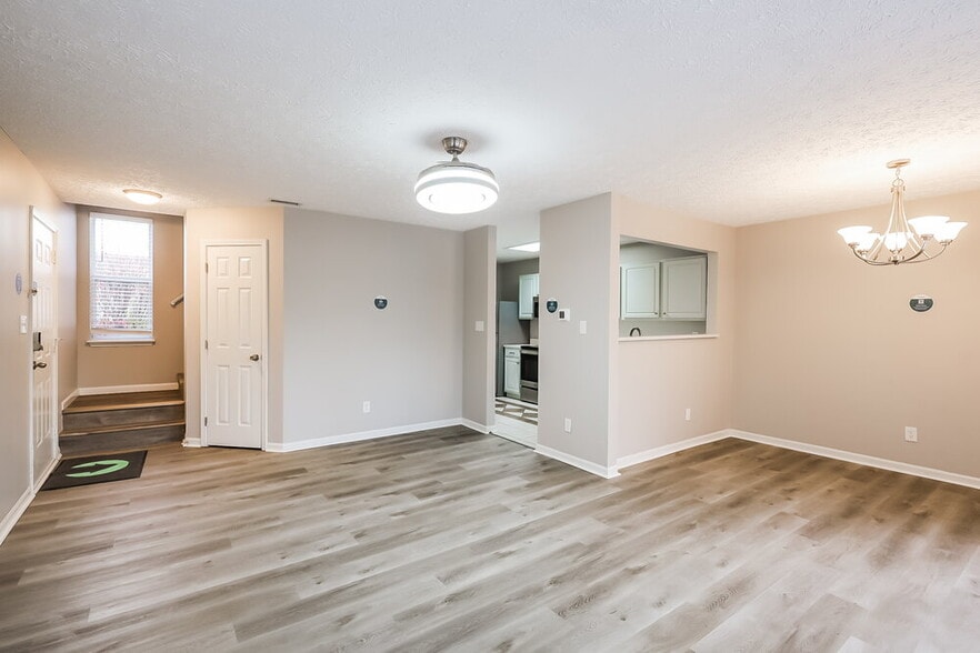 Building Photo - 4439 Connaught Dr E