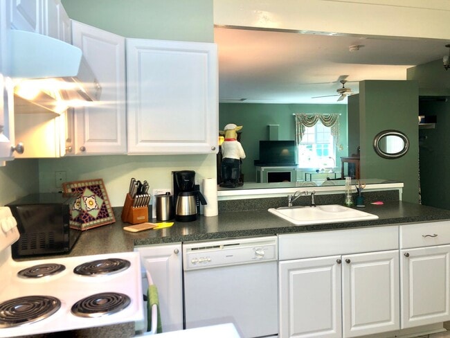 Building Photo - Charming oversized one bedroom cottage nestled quietly among a beautiful Bainbridge oasis