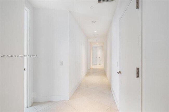 Building Photo - 18555 Collins Ave