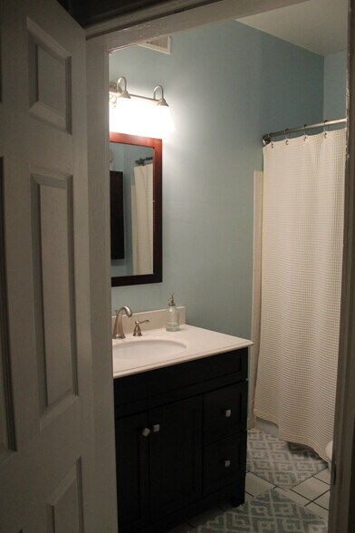Full Bath - 533 8th Street Northeast