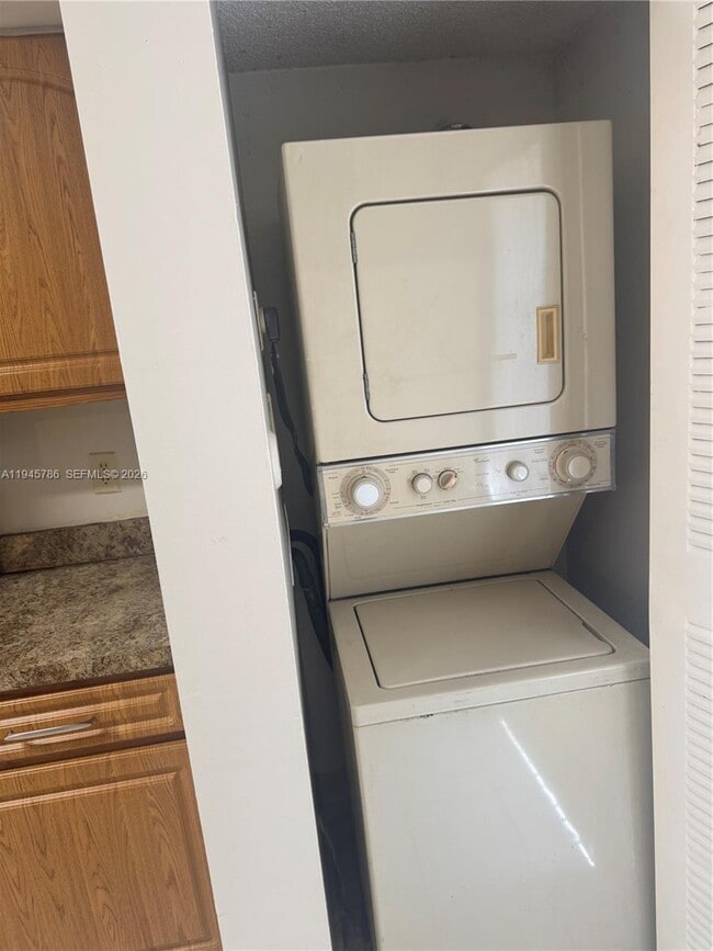 Building Photo - 9999 Summerbreeze Dr