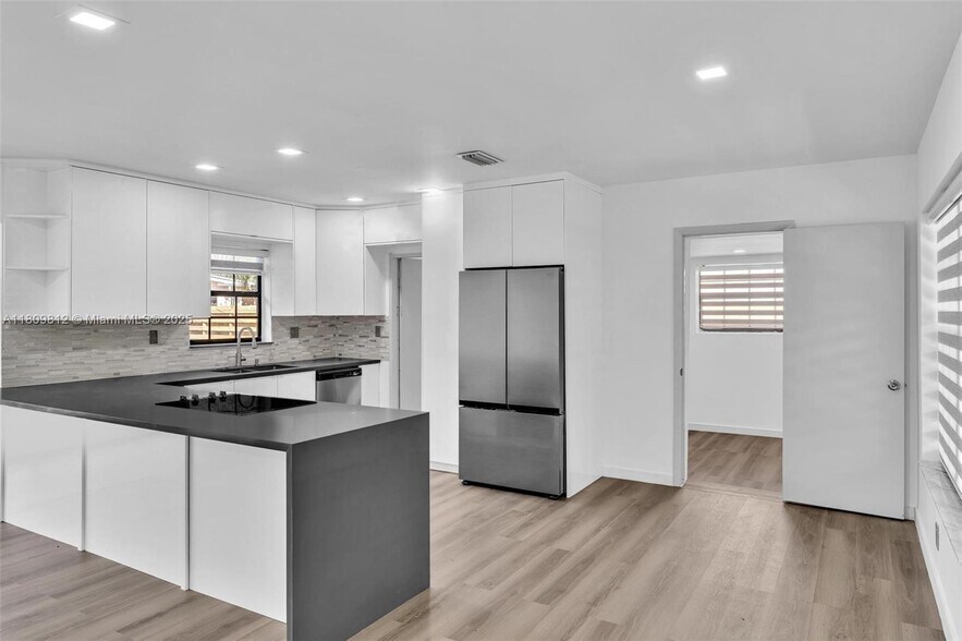 Building Photo - 418 S 57th Way