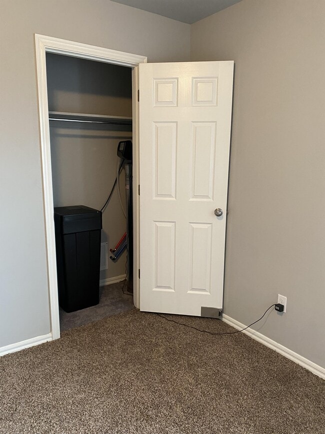 Building Photo - 10240 Hidden Village Dr