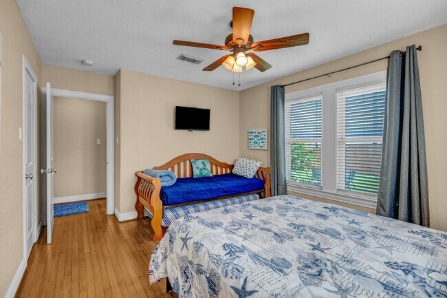Building Photo - 4828 Wharton Dr