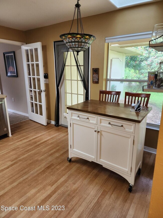 Building Photo - 890 Spirea Dr