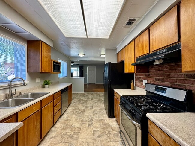 Building Photo - Charming Home Available in Tahoe Park!