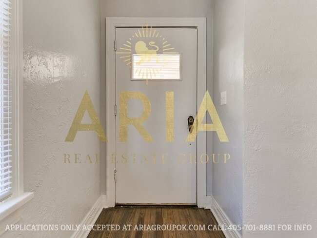 Building Photo - COMING SOON! 2 Bed/2 Bath Duplex Super Clo...