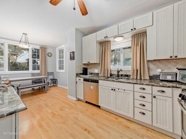 Building Photo - 36 E Touhy Ave