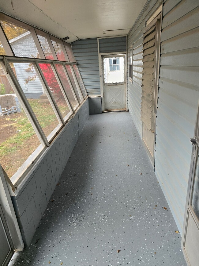 Building Photo - 1611 S Oakwood Ave