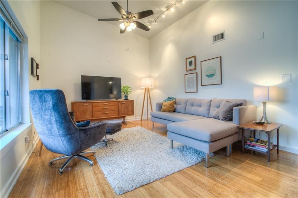 Building Photo - 2200 Dickson Dr