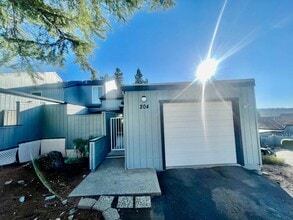 Building Photo - 204 Rockwood Dr