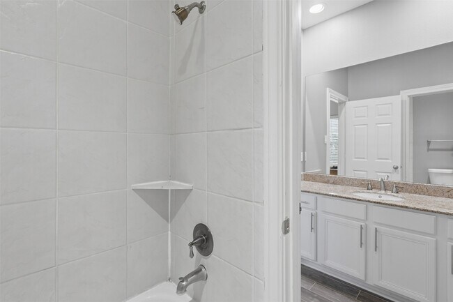 Building Photo - 9003 Bayview Cove Dr