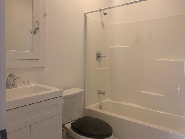 Building Photo - 1034 Hyperion Ave