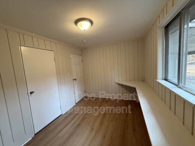 Building Photo - 900 Lakeview Pkwy