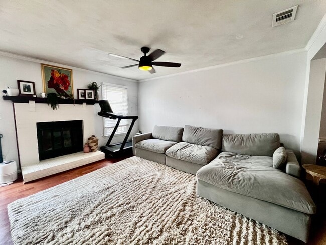Building Photo - Come see this gorgeous townhouse in the desirable Ocean Lakes community!