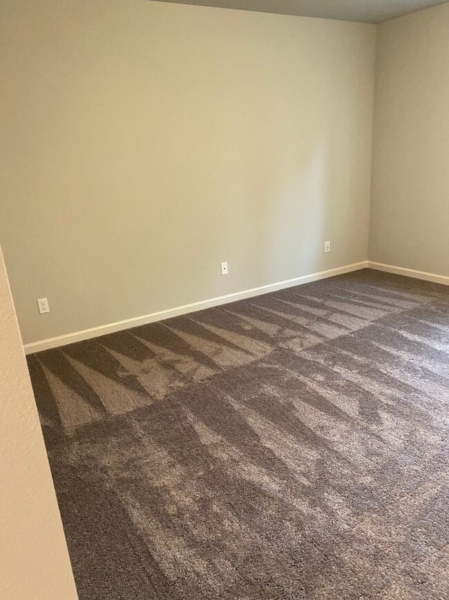 Building Photo - AVAILABLE NOW!!! 4BD/3BA - Pet friendly + Fenced Yard & Washer/Dryer Included - Great South Locat...