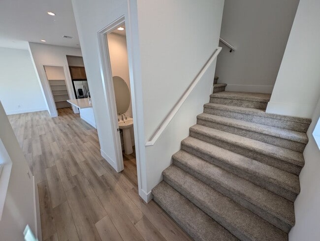 Building Photo - 675 Agate Bridge St