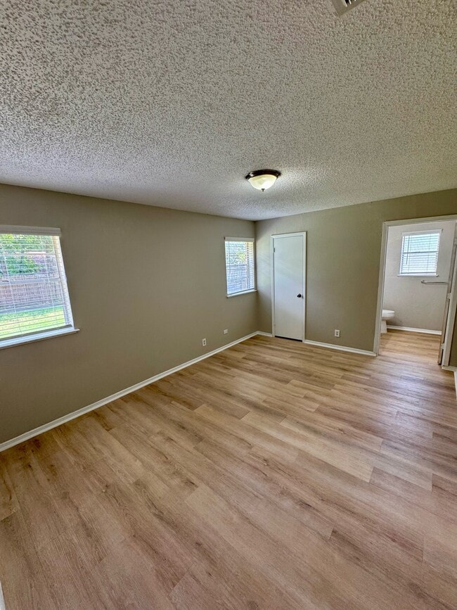 Building Photo - 6000 Lindy Ln