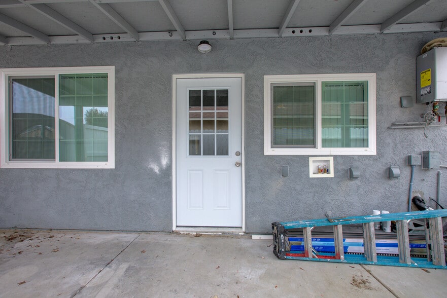 Building Photo - 9855 Douglas Ave